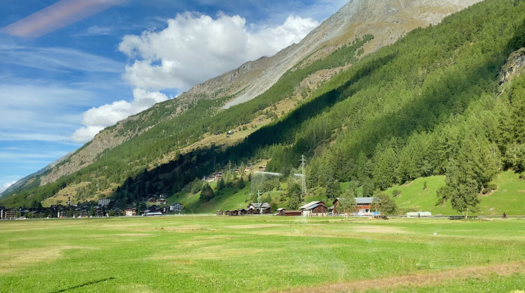 アルプス、電車の車窓からの景色