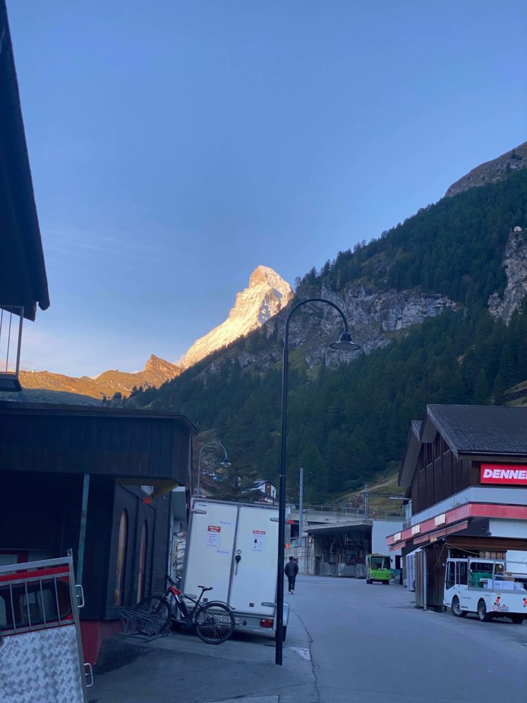 朝焼けの晴天のマッターホルン