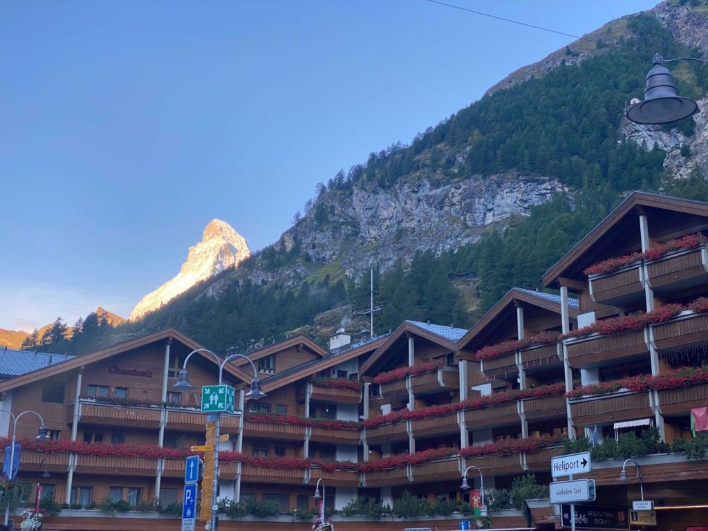 朝焼けの晴天のマッターホルン