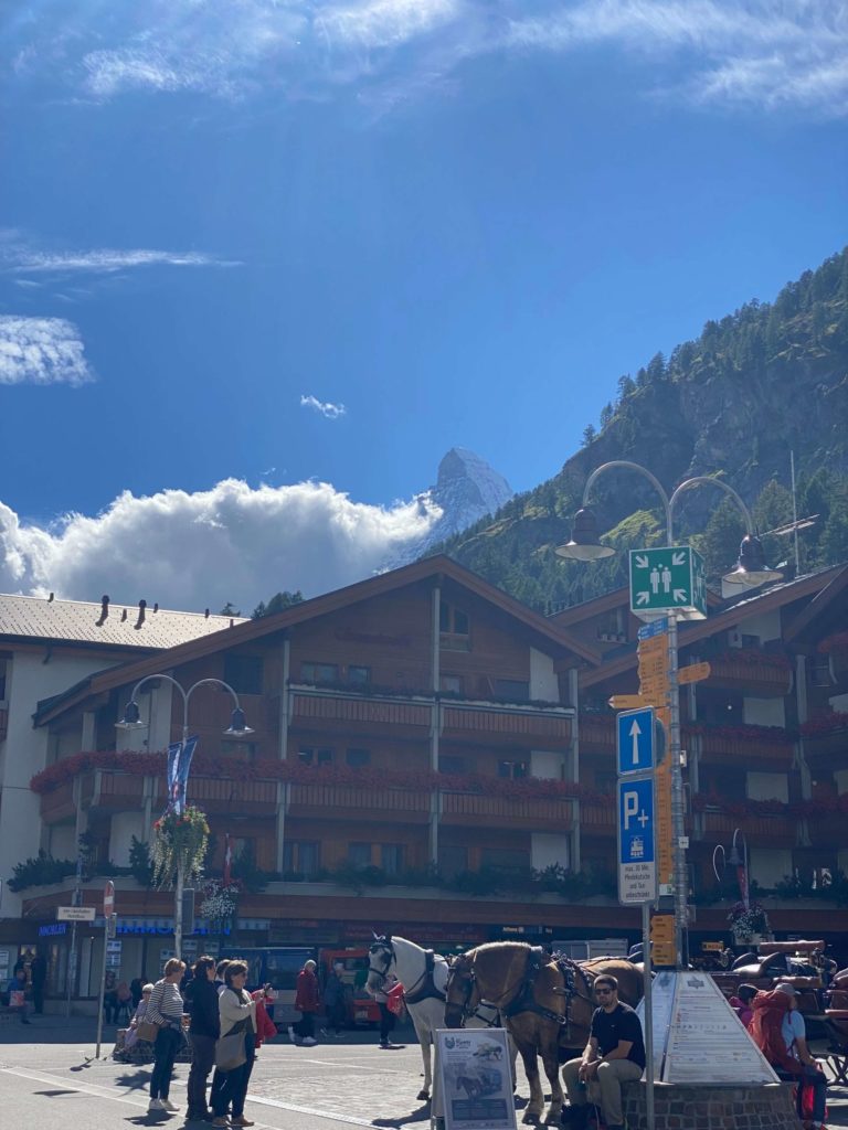 マッターホルンと駅舎