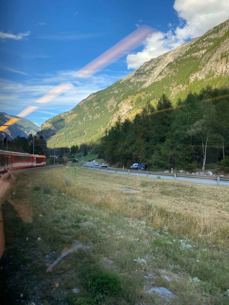 アルプス、電車の車窓からの景色