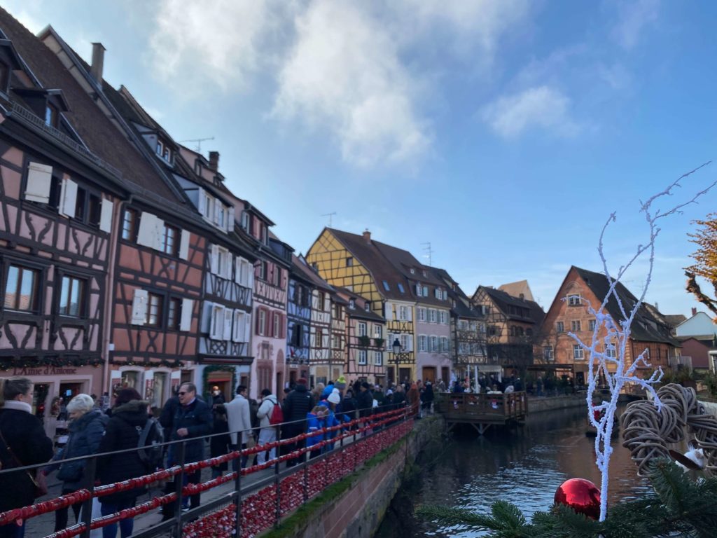 コルマールの川沿いに立ち並ぶ伝統的な木造建築