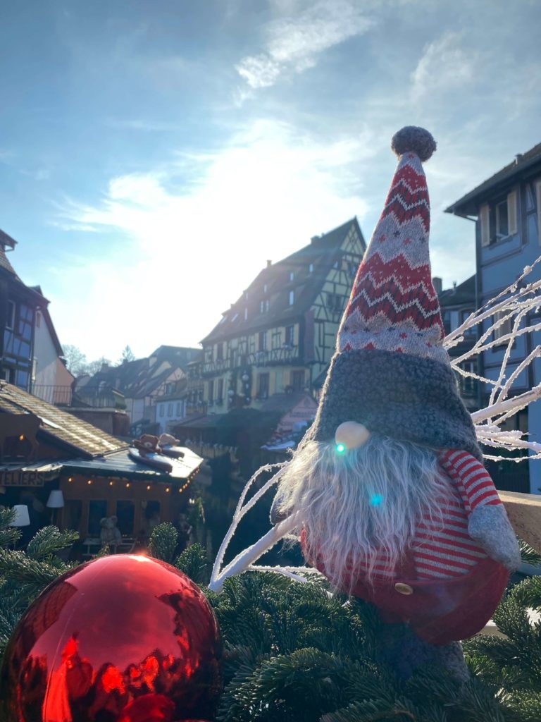 コルマールの橋の上に座っているサンタさん