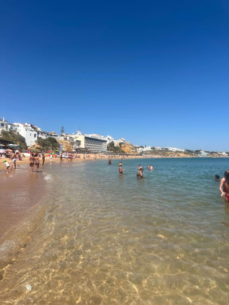 ポルトガル、アルブフェイラのビーチ