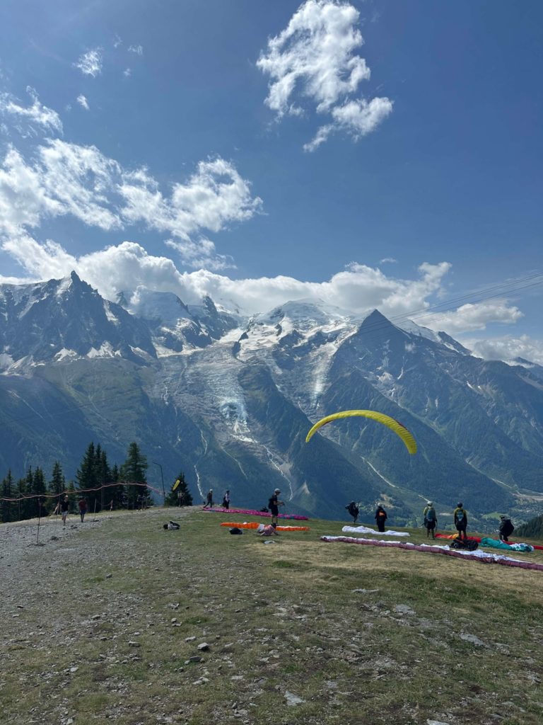 シャモニーでパラグライダーを楽しむ人たち