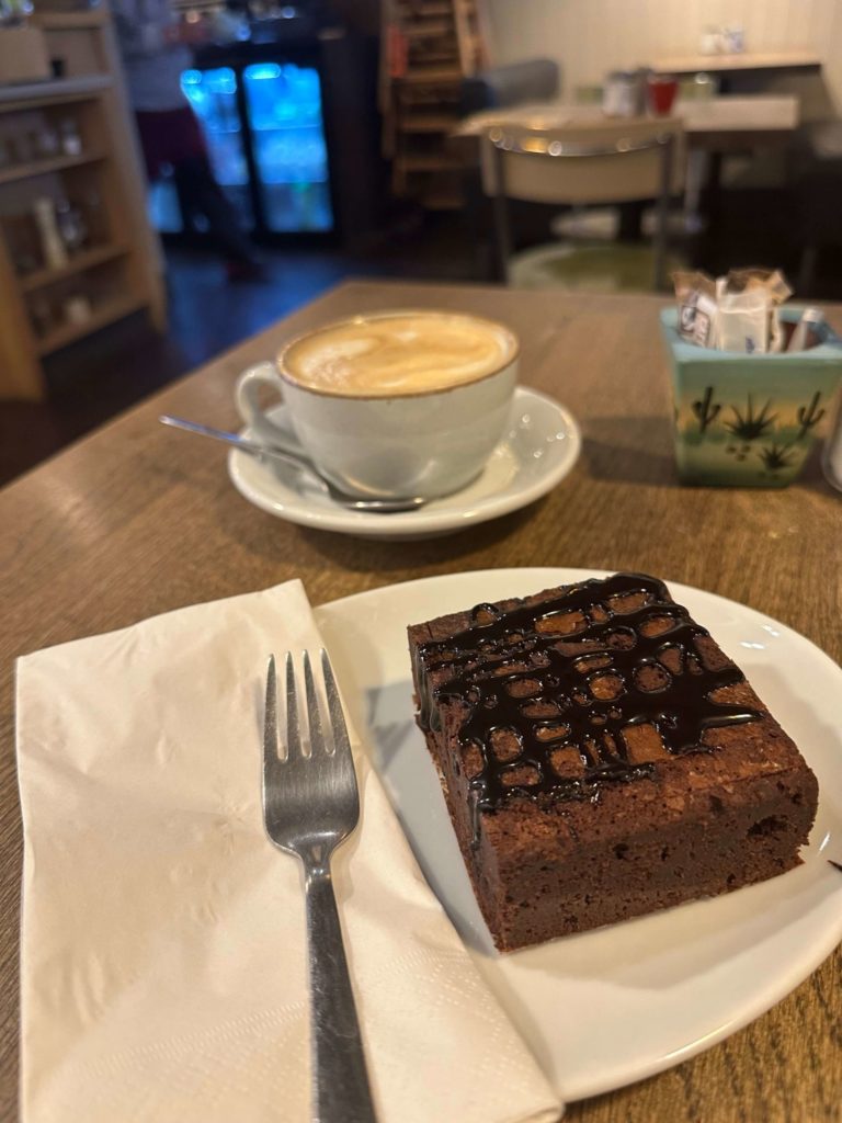 コーヒーとブラウニー、ロンドンカフェにて