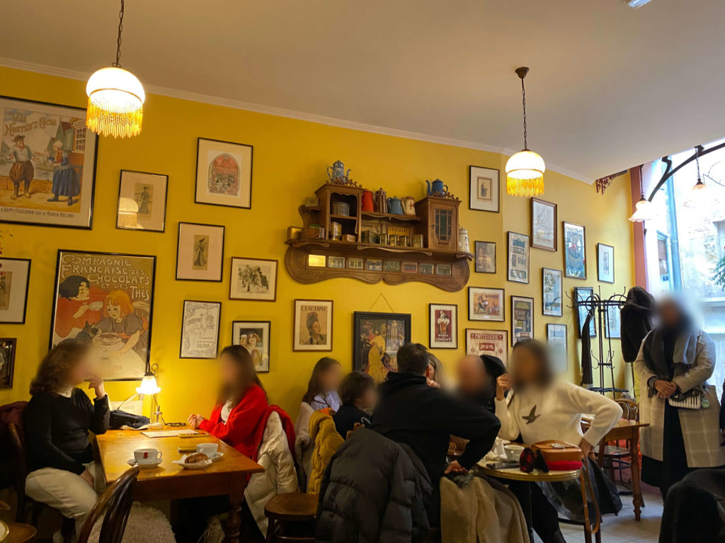 コルマールのカフェ「Au Croissant Doré」のレトロな内装