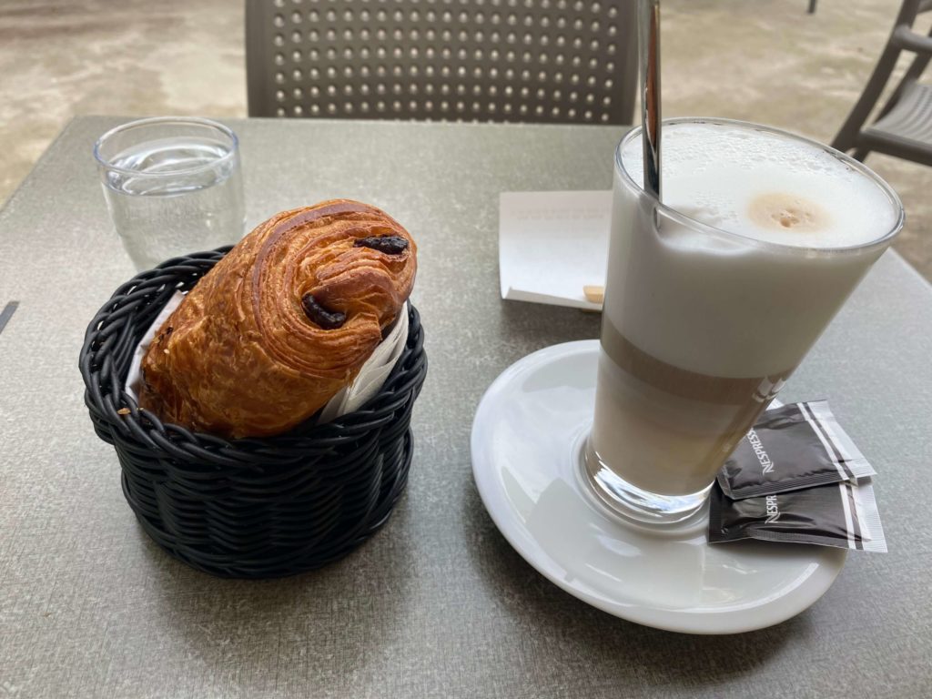 パンオショコラとカプチーノ、ジュネーブのカフェにて