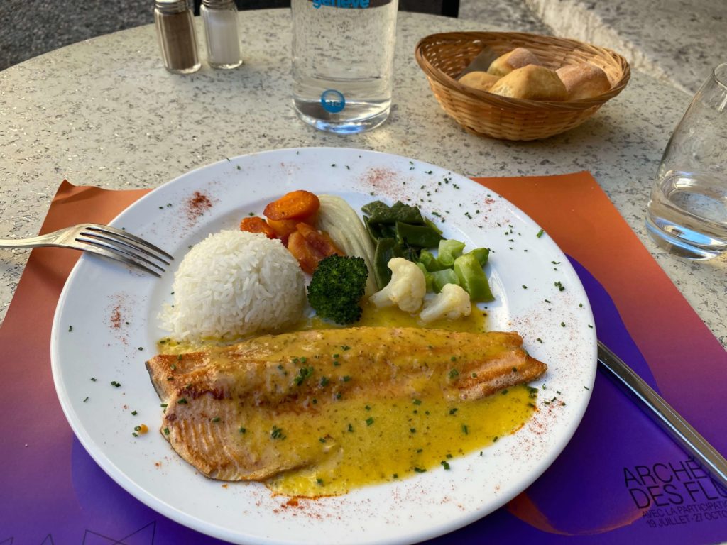 ジュネーブ美術・歴史博物館内レストランのランチ、野菜と魚のグリル