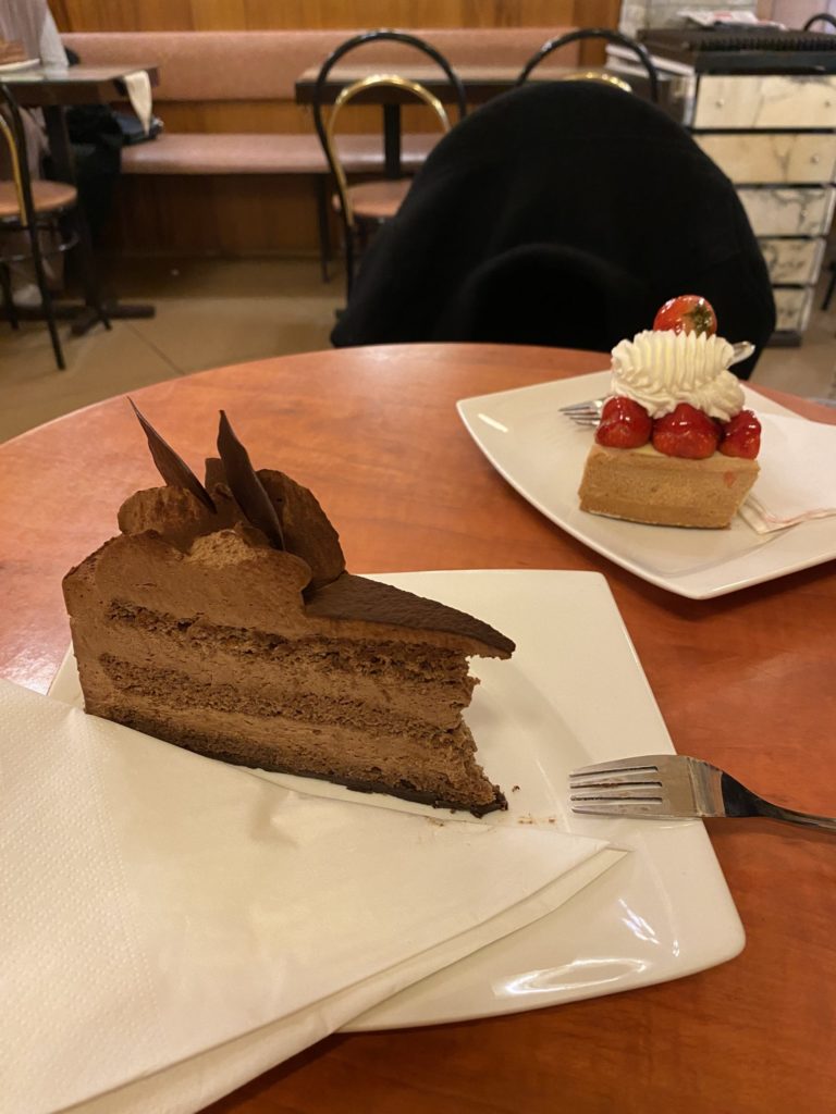 チョコレートケーキとイチゴタルト、ストラスブールのカフェにて