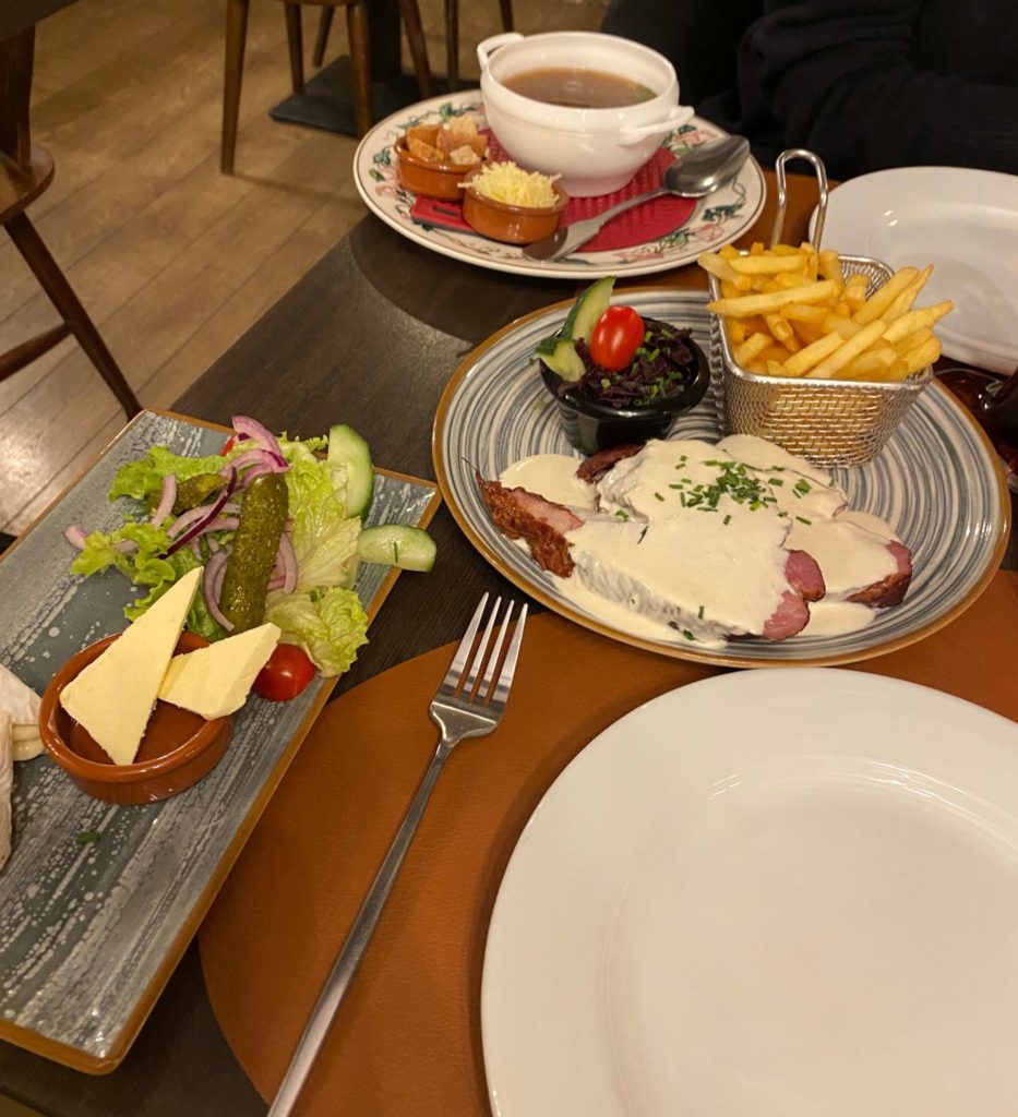 お肉のソテー、オニオンスープ、チーズの盛り合わせ