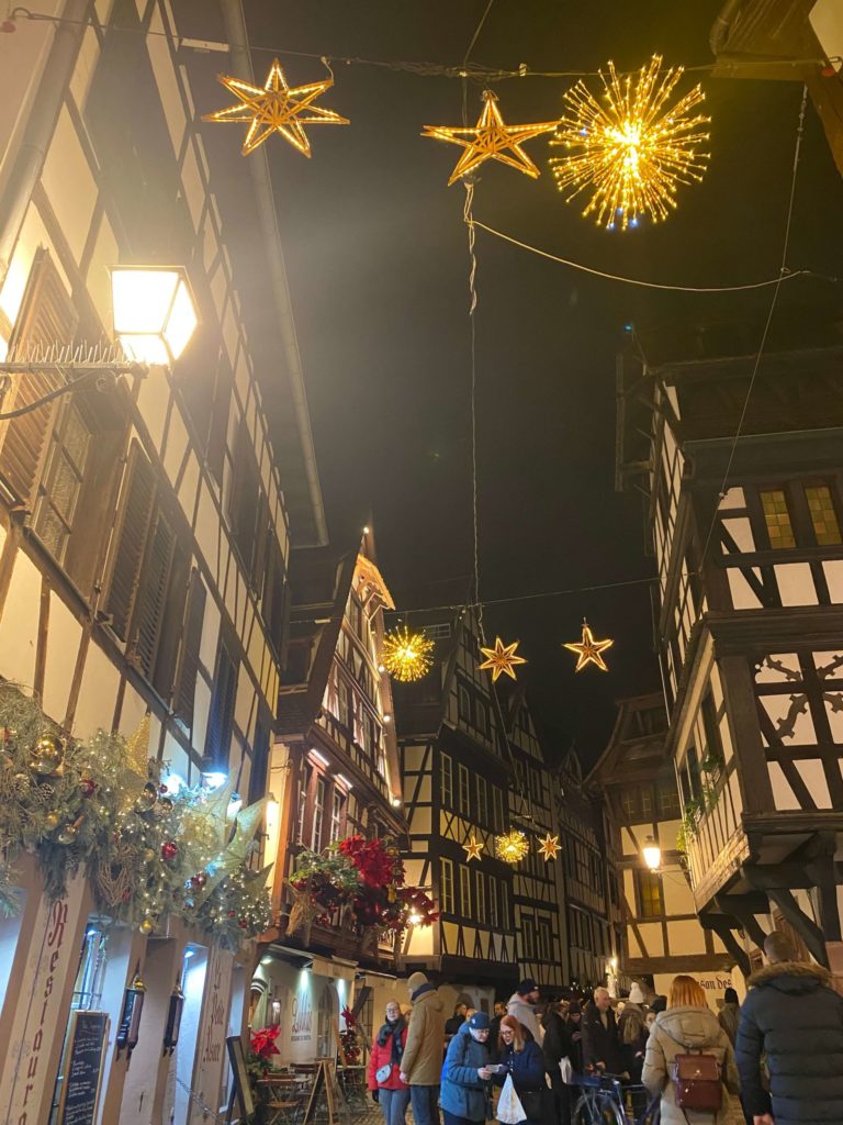 ストラスブールのキラキラした夜の景気