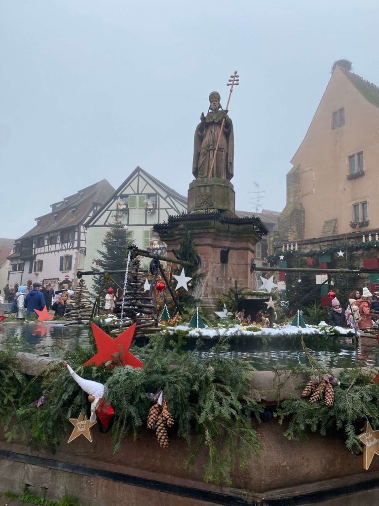 クリスマスのデコレーションが彩られている、エーグイスハイムの噴水