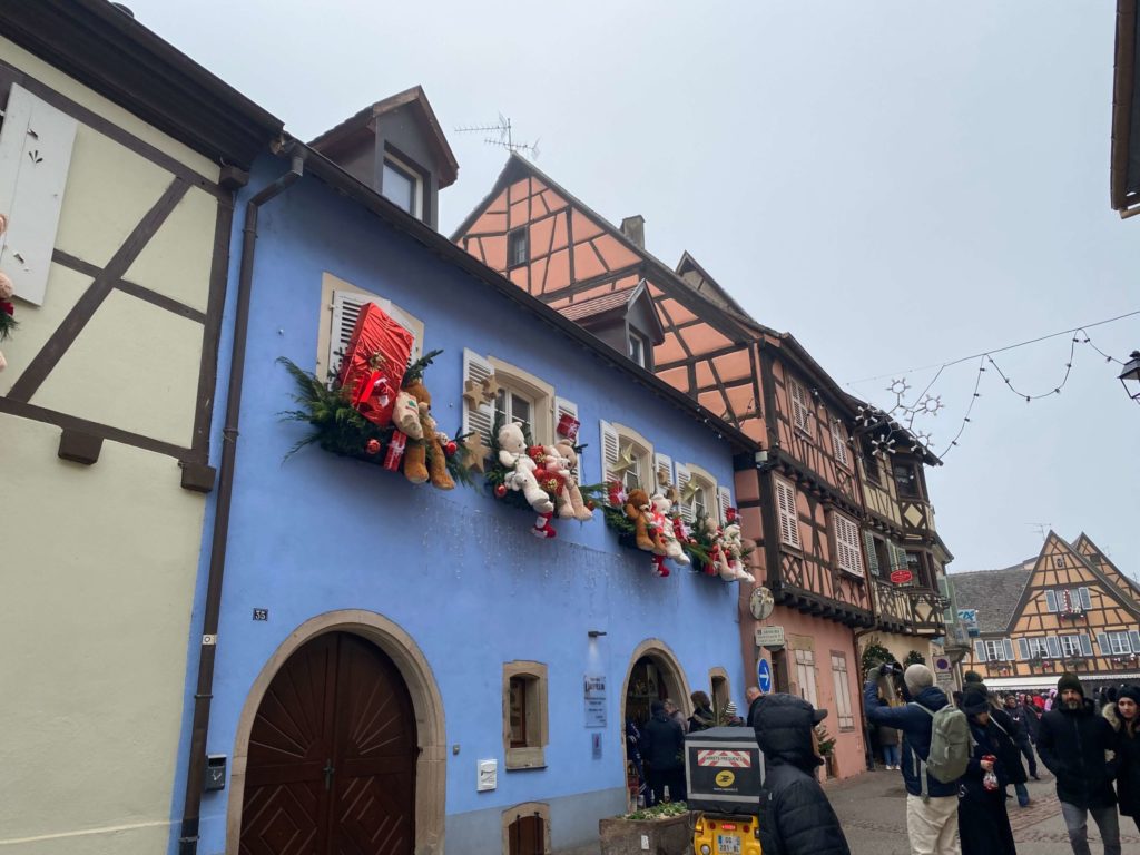 エーグイスハイムの建物の窓辺に飾られているクマのぬいぐるみ