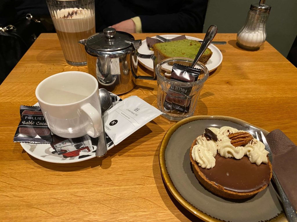 エーグイスハイムのカフェのケーキセット
