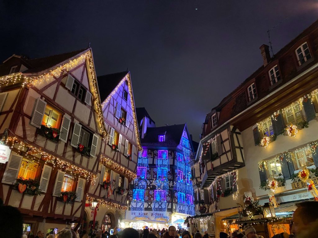 夜のコルマールの街並み
