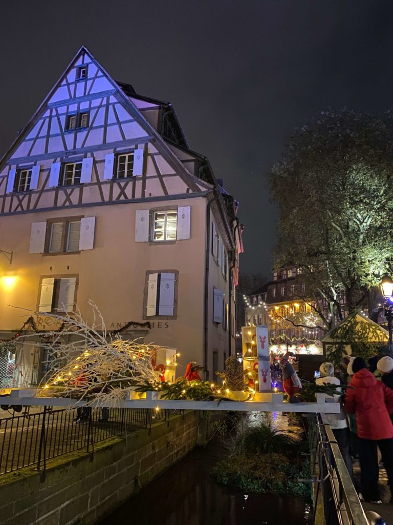 夜のコルマールの街並み