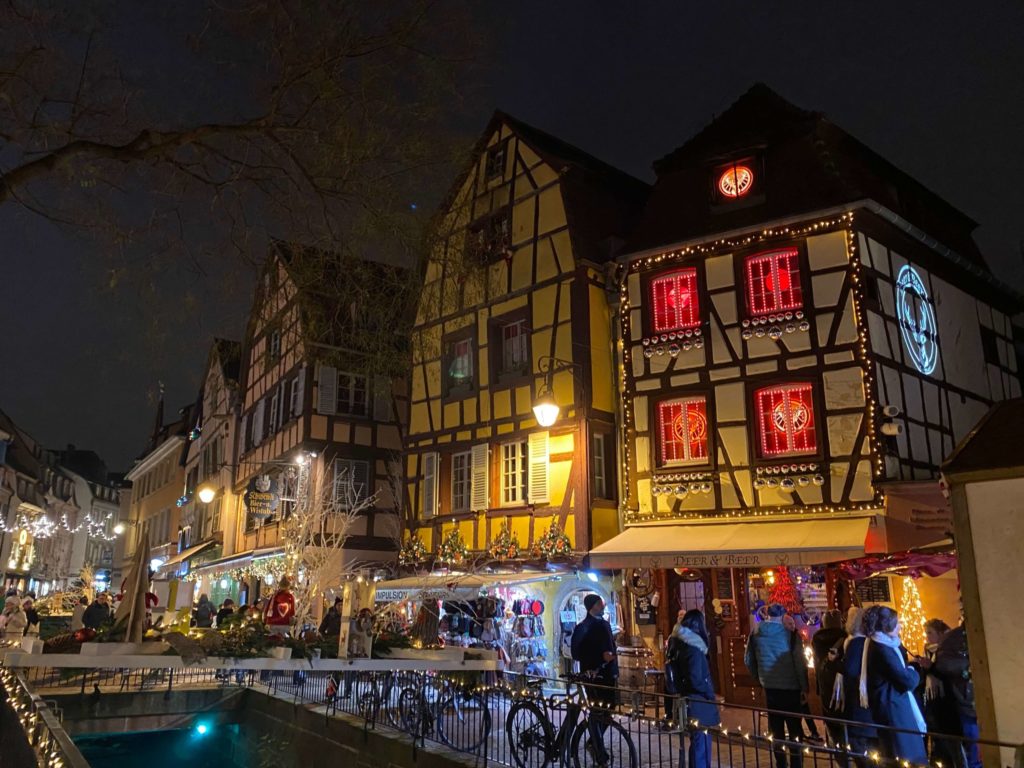 夜のコルマールの街並み