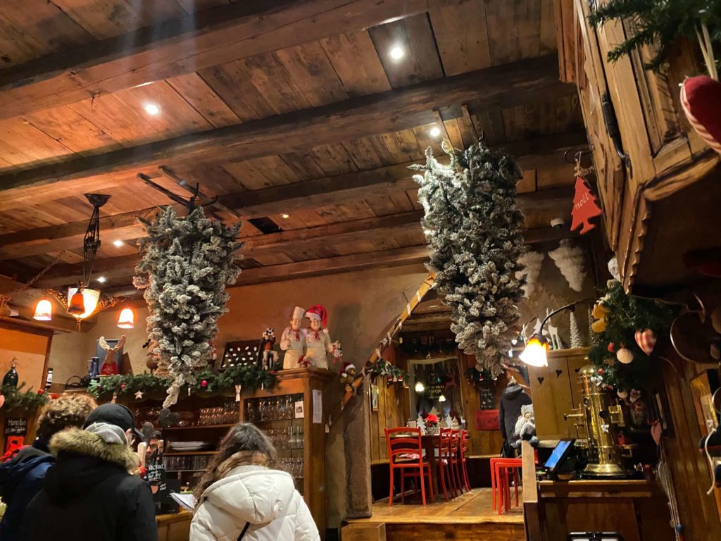 クリスマスの飾りに包まれたコルマールのレストラン