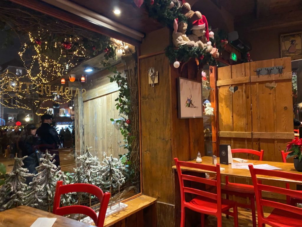 クリスマスの飾りに包まれたコルマールのレストラン