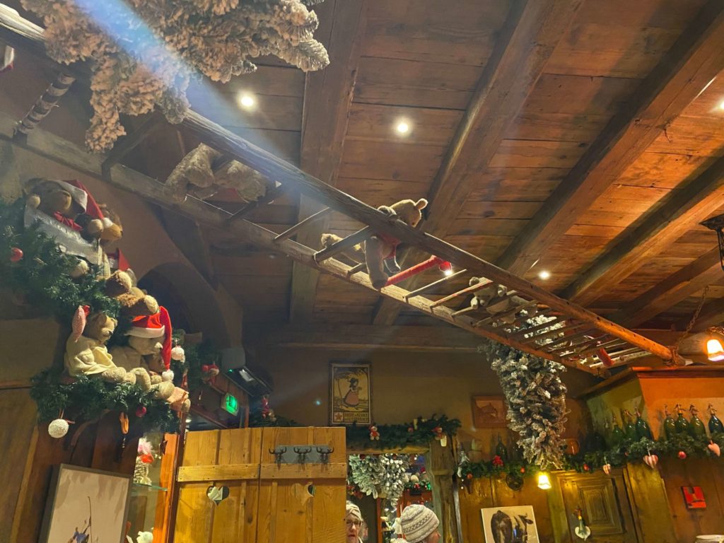 クリスマスの飾りに包まれたコルマールのレストラン