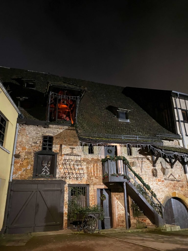 夜のコルマールの街並み