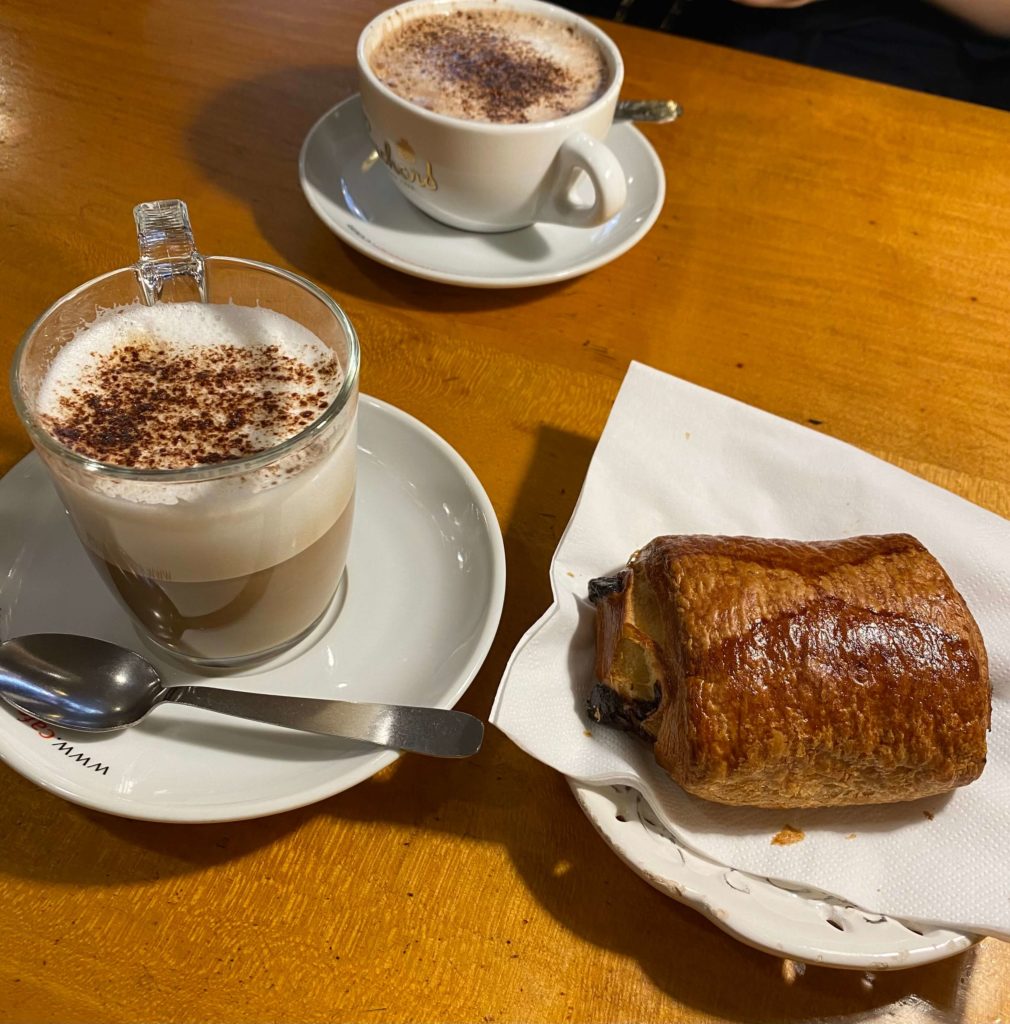コルマールのカフェ「Au Croissant Doré」のパンオショコラとコーヒー
