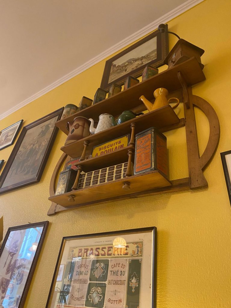 コルマールのカフェ「Au Croissant Doré」のレトロなインテリア