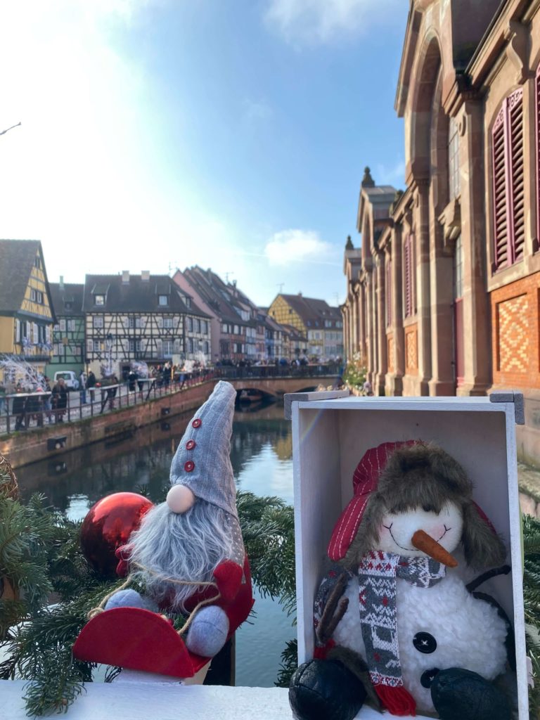 コルマールの橋の上に座っているサンタさんと雪だるま