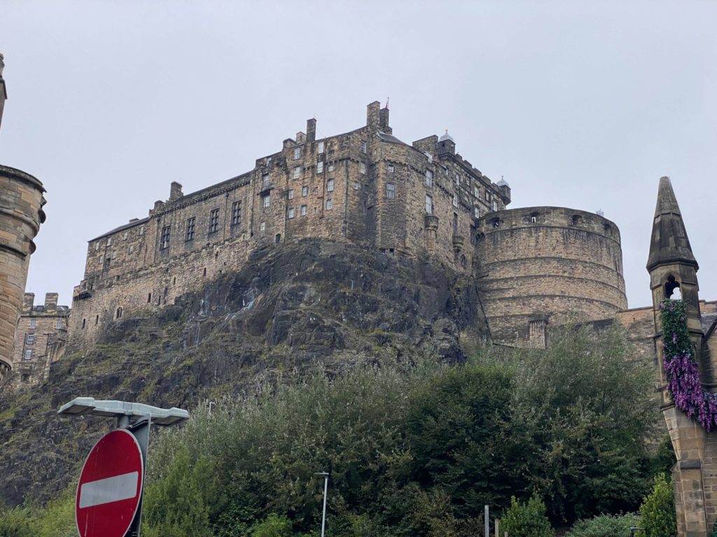 下から見たエディンバラ城