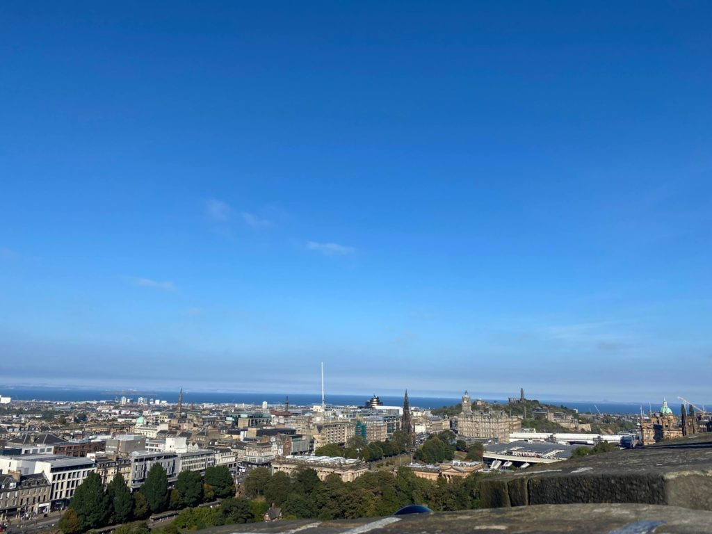 エディンバラ城から見える海