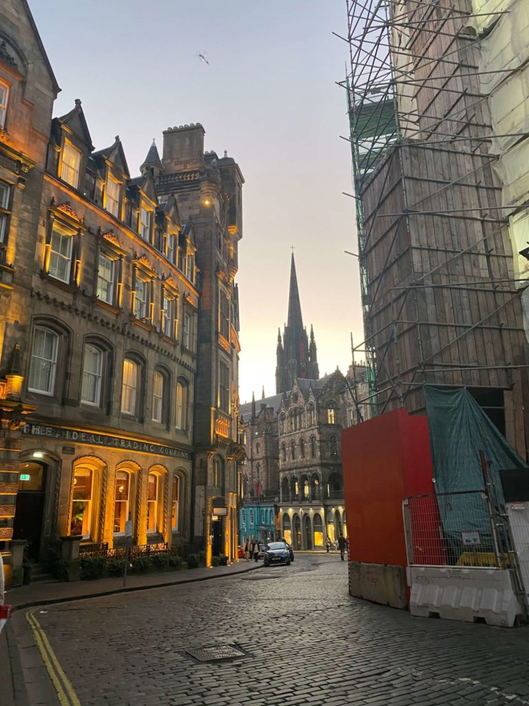 エディンバラの夕方の街並み