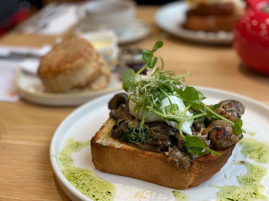 トーストとスコーン