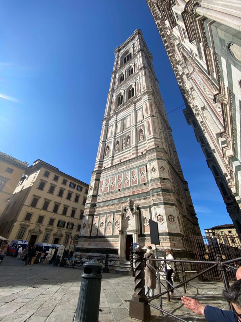 下から眺めるジョットの鐘楼