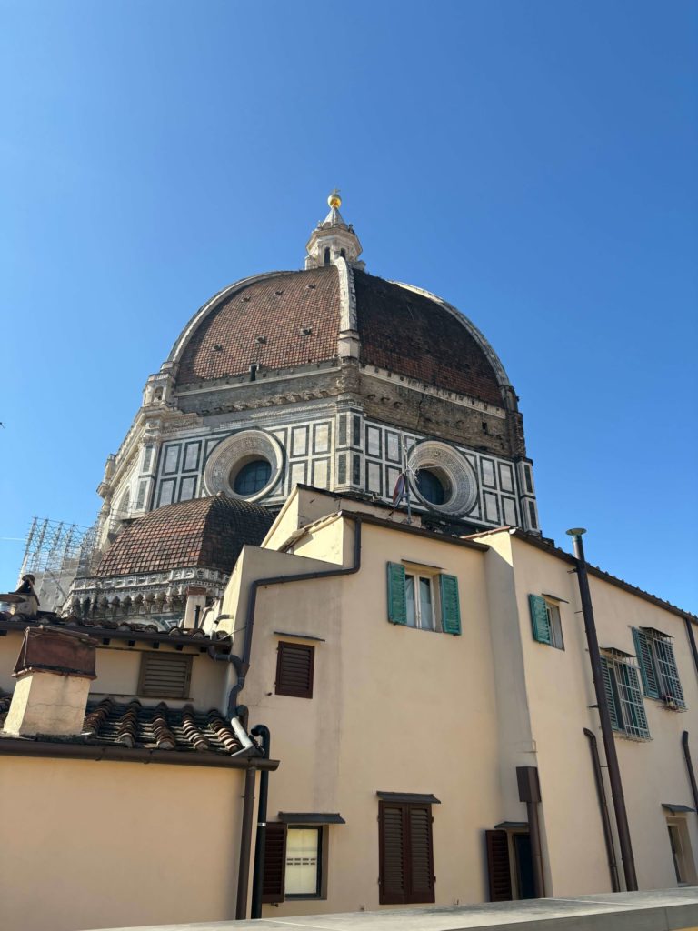 ドゥオーモ付属美術館から見えるドゥオーモ