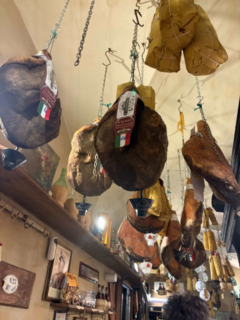 多数の生ハムがつられている店内